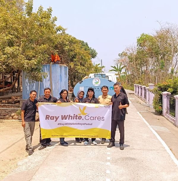 Musim hujan yang belum tiba membuat beberapa daerah kekurangan air.Kami @raywhitesoloraya berbagi air bersih di Kec. Tawangsari, Sukoharjo, Jawa Tengah.
Semoga bisa bermanfaat untuk lingkungan dan warga sekitar.