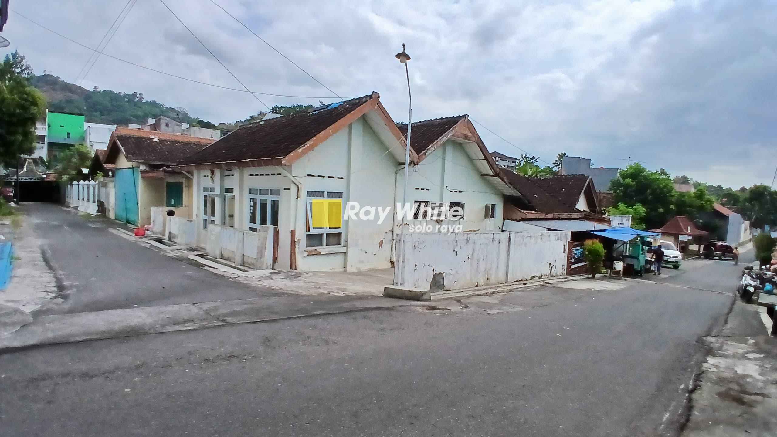 Dijual Rumah Lama Luas, Hook bisa Untuk Kost di Wonogiri Kota