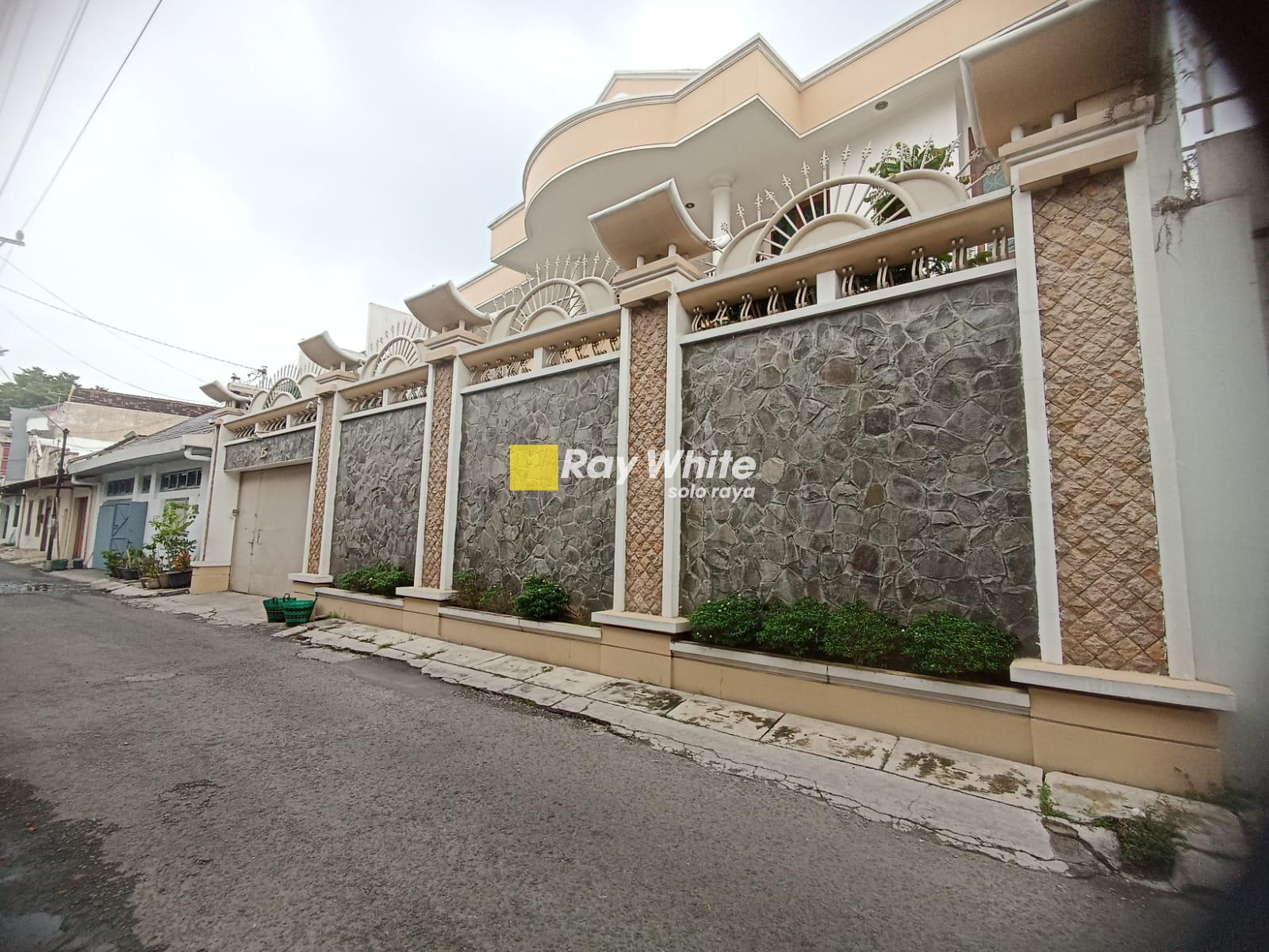 Dijual Rumah Mewah Megah 2 Lantai di Kedunglumbu, Solo, Dekat Pusat Kota